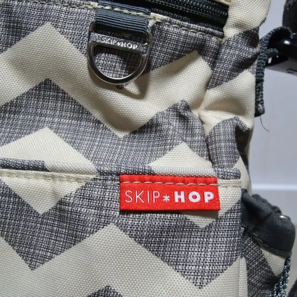 Skip Hop Dash Messenger Diaper Bag in Chevron Gray & Cream